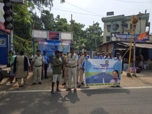 এবার দিঘায় দুর্ঘটনা রুখতে পথে নামল ট্রাফিক পুলিশ! রাস্তায় গাড়ি থামিয়ে লাগানো হল রিফ্লেক্টিভ টেপ